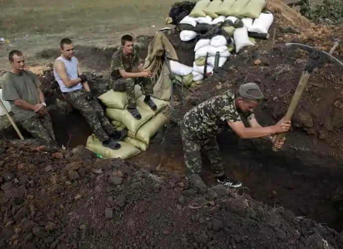 乌军几乎全线崩溃约12000名士兵被困投降能保命吗