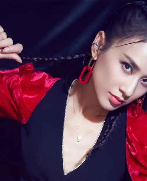 黄圣依晒美照分享爱情箴言爱都值得被尊重