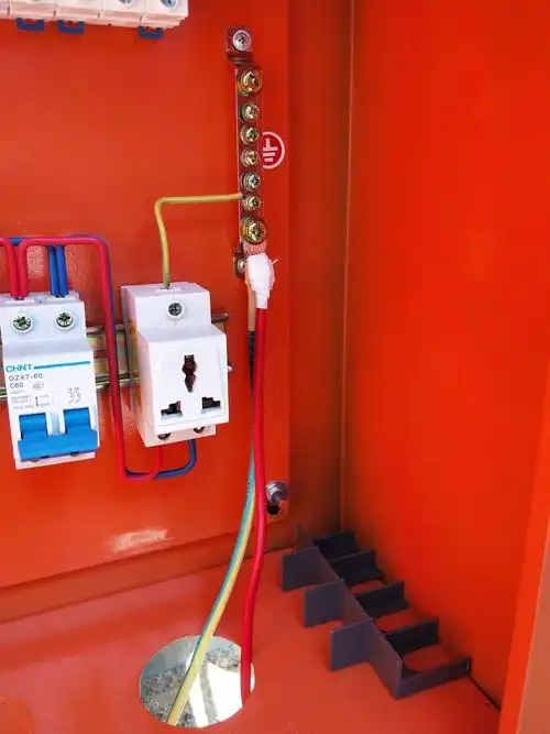 夏邑杨集站临时配电柜接地线并联,主接地线未使用黄绿线.