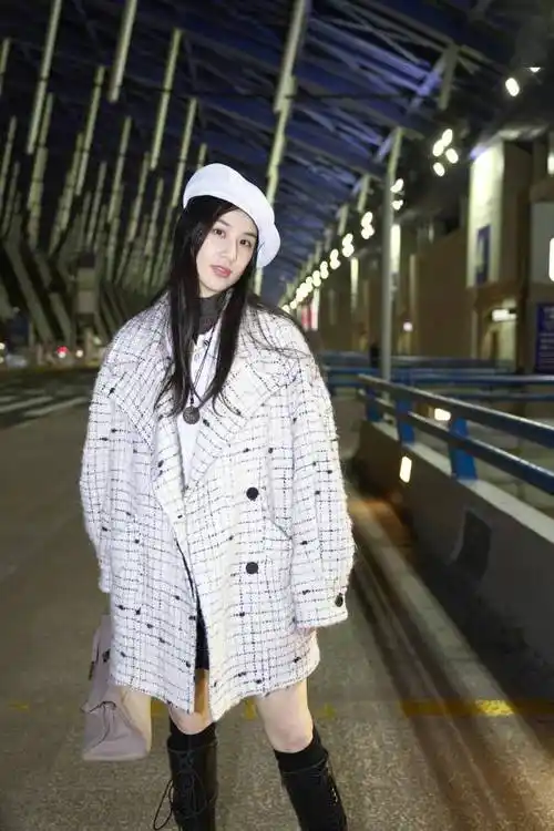 黄圣依出发巴黎时装周 黑白格外套搭配贝雷帽慵懒自在