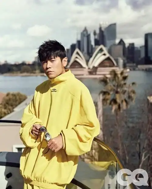 周杰伦久违拍杂志大片,穿着简单随性侧颜帅气十足