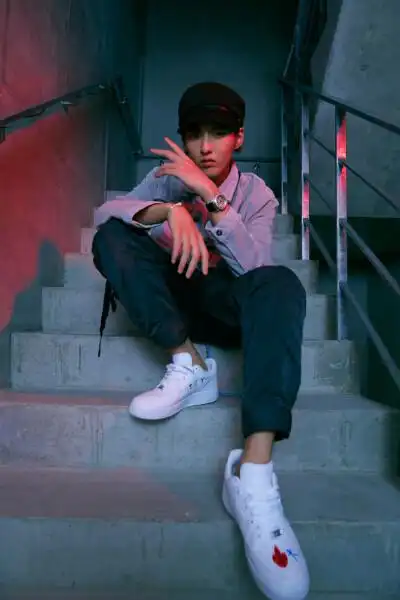 吴亦凡 潮流合伙人造型,穿上工装风衬衫,戴着黑色帽子,简洁有型搭配