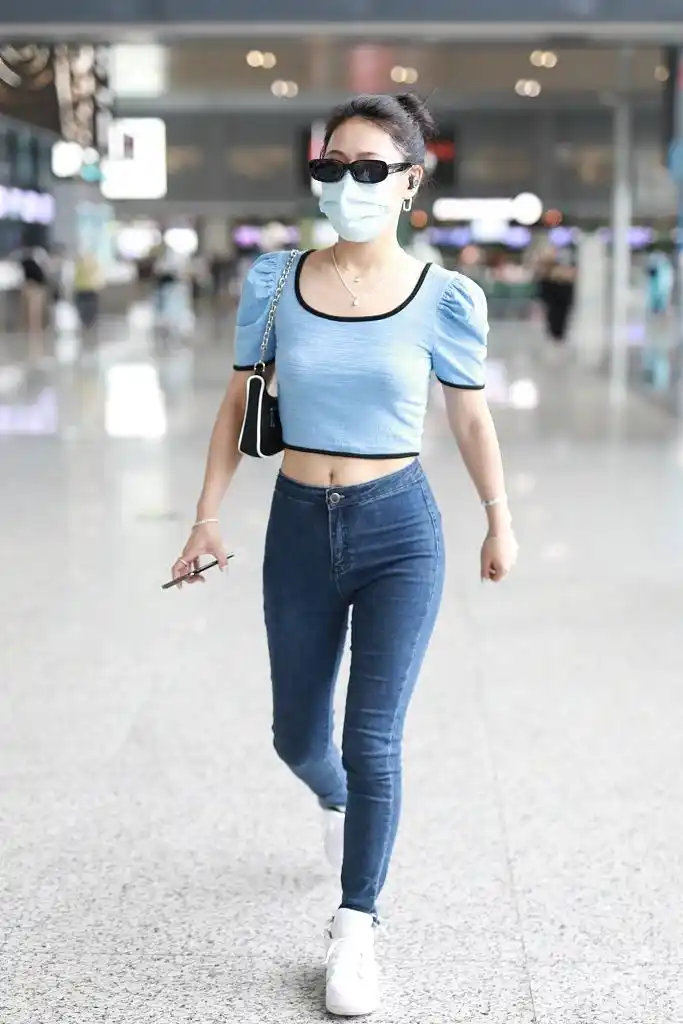 袁娅维穿泡泡袖短上衣秀蛮腰戴墨镜挎链条包气场十足