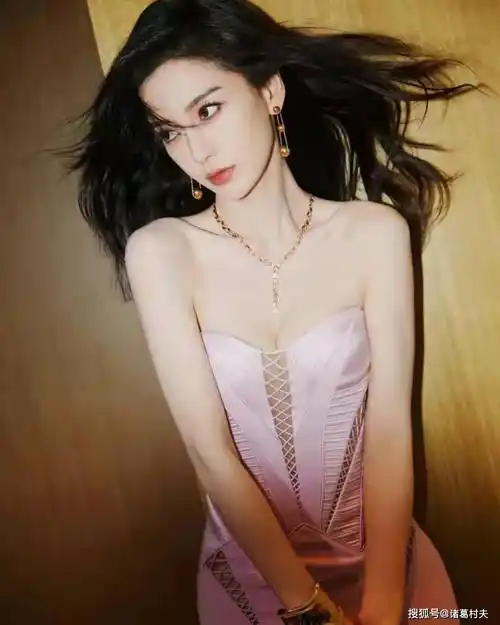 综上所述,杨颖的颜值和身材无疑是她成功的重要因素之一.