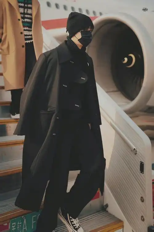 丁程鑫今日份机场饭拍图 一身黑色穿搭,披着大衣,毛线帽……__财经