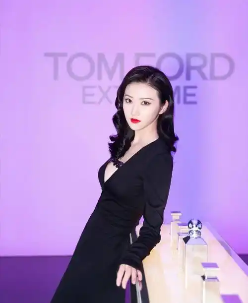 身穿黑色长裙的景甜太美了,皮肤白皙气质好,摆出一副迷人的样子!