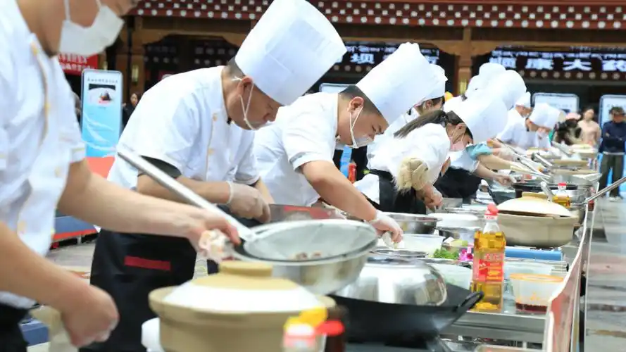 切菜,翻炒,摆盘……比赛现场,大厨们各显神通,通过各自积累和传承的