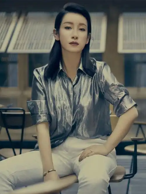 呢子大衣可以让女性直接穿出气场,而秦海璐则是穿出了贵妇的气质,这也