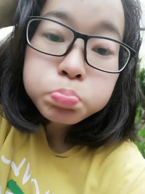 粉红色的嘟嘟嘴,不需要用口红来装饰