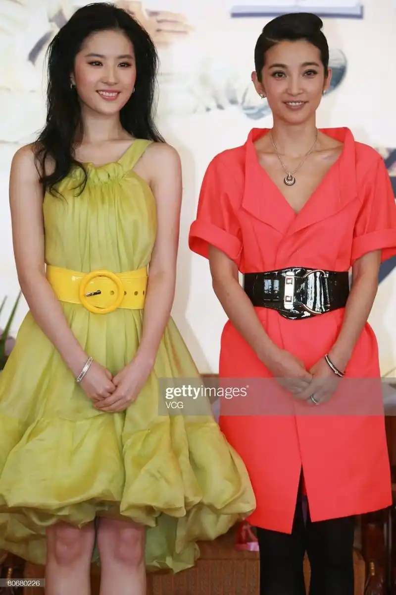 2008年功夫之王北京首映礼,成龙,李冰冰和刘亦菲亮相宣传.