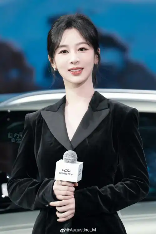 杨紫直播##杨紫黑色丝绒西装