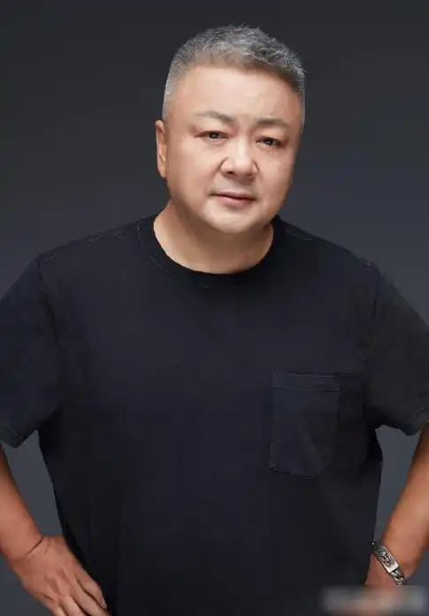 近日许久不见的洪剑涛晒出了近照,从照片来看有些撞脸陈晓卿了,四的