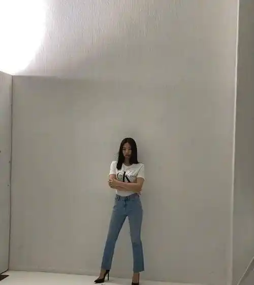 时尚品位一去不返穿搭成灾难现场,直角肩都没拯救回来_jennie_样子