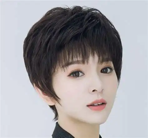 女士时髦短发发型图片_伊卟图库