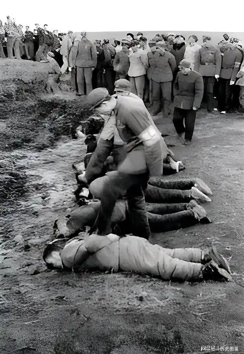 60年代,东北某郊外刑场,几名罪犯被执行枪决后留下的照片