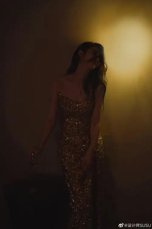 话#傅菁##傅菁合肥音乐会#00@傅菁in@susu_couture金色珠片开衩礼服