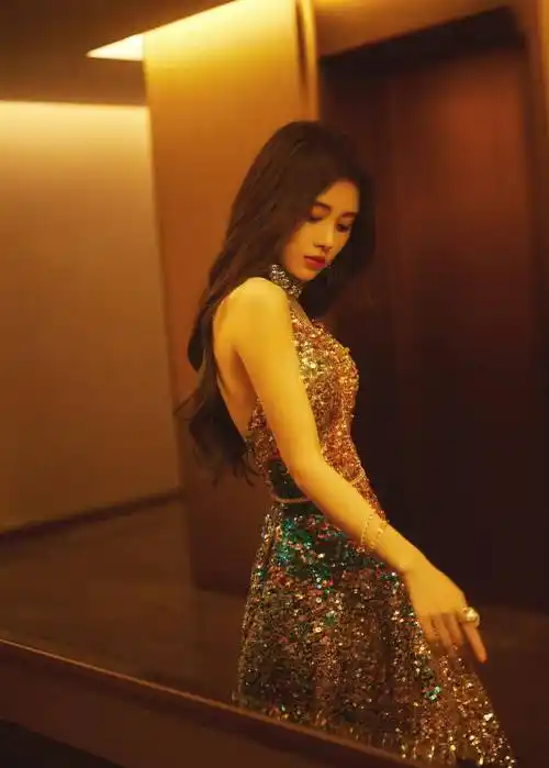 鞠婧祎鎏金露背长裙造型,深v设计显性感,一身亮片高贵又美艳_夜色