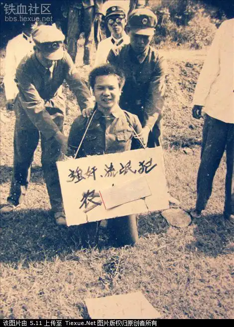 实拍:80年代公审枪决强奸犯全过程(组图)