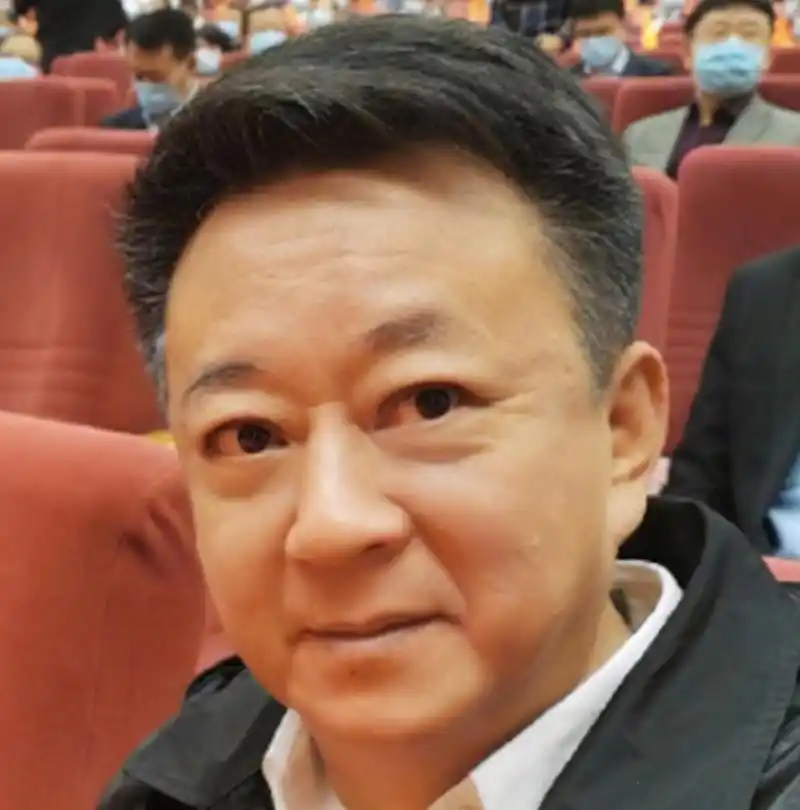 56岁朱军近照,肌肉松弛两鬓斑白显老态,为自拍不戴口罩被批评_手机