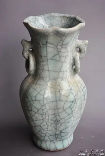 宋官窑花口双耳挂环尊