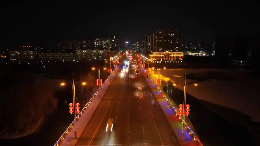 道路两侧一盏盏彩灯散发着闪耀,璀璨的光芒,让城市夜景愈加美轮美奂
