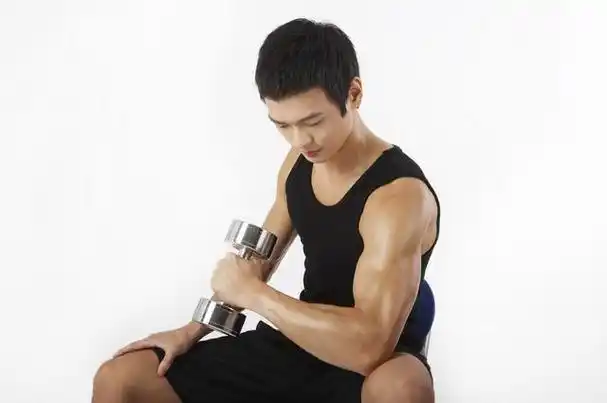 这样锻炼,胸肌中缝才会清晰