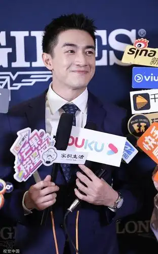 组图:林更新寸头穿西装满满男神范 花式梗王秒变优雅绅士