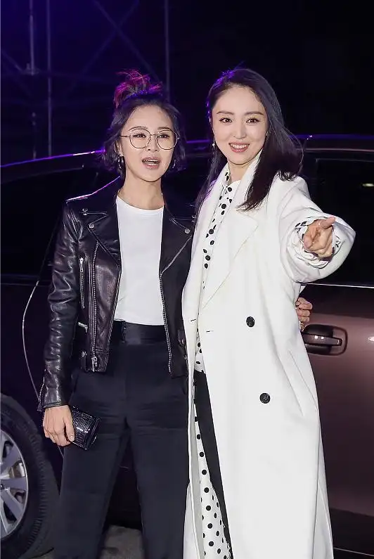 董璇和关悦虽然都年过40可穿搭却丝毫不输年轻人黑白配太霸气