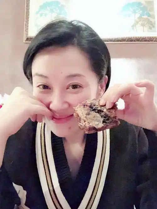 许晴生日素颜吃脏脏包保持身材靠懂事的肉