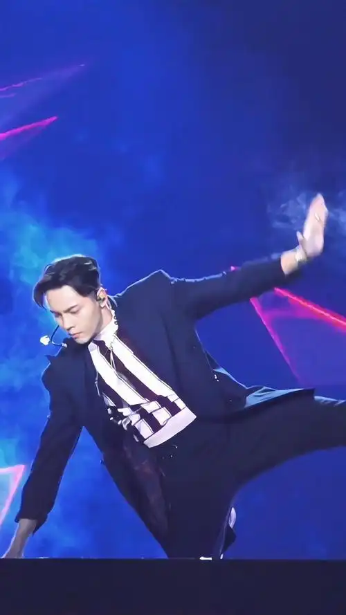 陈伟霆唱跳现场直拍,西装跳舞卡点超帅