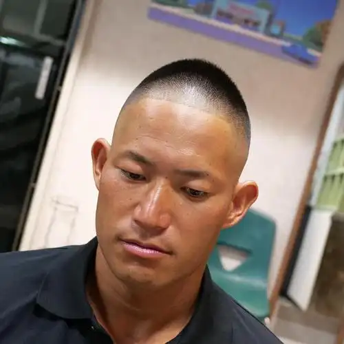 露额短碎发,狼尾短发,两侧铲短头顶烫卷卷是一种非常流行和时尚的发型