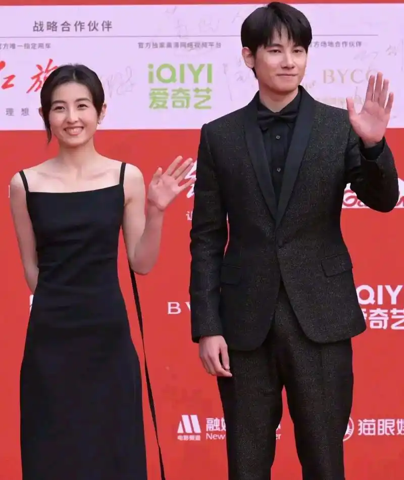 张子枫,胡先煦,今晚红毯被骂的最惨的两个人!