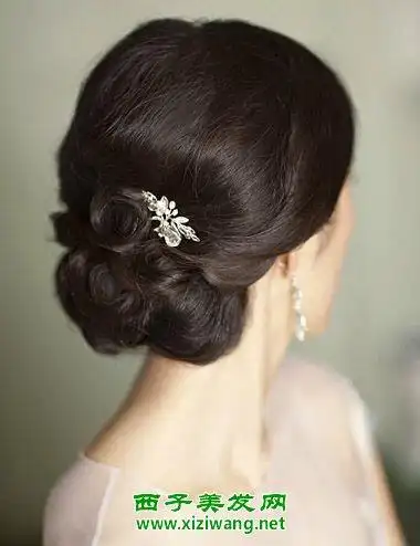 气质中年女人编发盘发图片 端庄又迷人_盘发发型_西子美发网