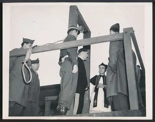 1946年10月16日纽伦堡军事法庭执行绞刑原始老照片