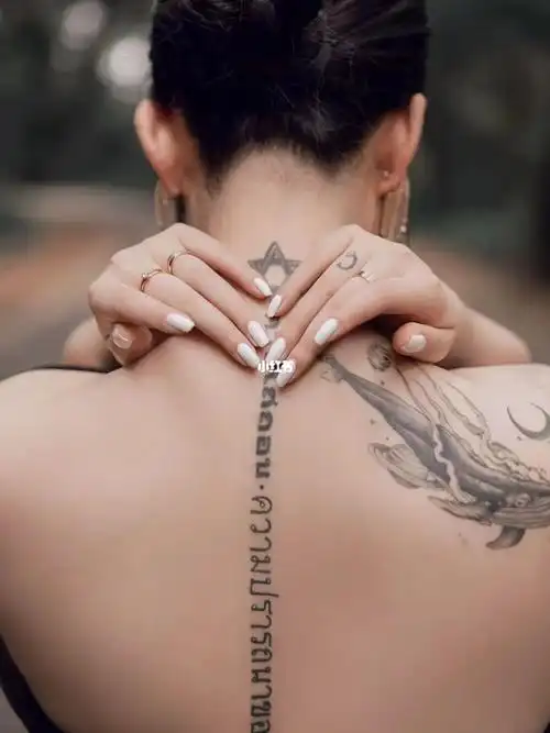 鲸鱼纹身,脊柱纹身 字母纹身