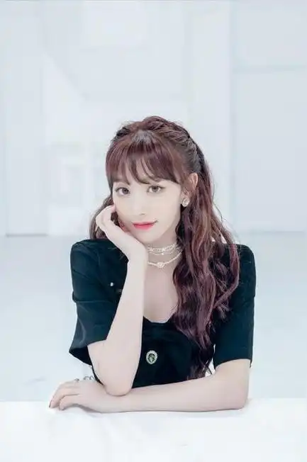 背负百万债务却仍逆风翻盘孔雪儿个人写真2012年参加了韩国jyp组织的