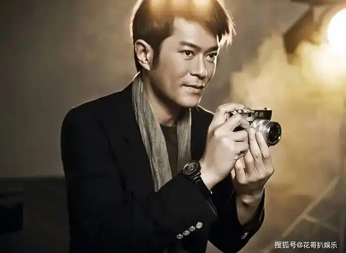 古天乐一张图片引发争议,嘴对嘴激烈地亲小女孩,被质疑有恋童癖