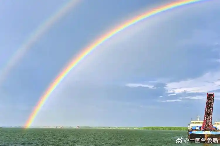 傍晚时分,太阳雨后,湘江的水面上挂上了美丽的双彩虹.坐标
