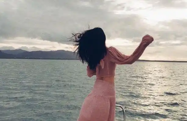 李沁的海边美照,粉色穿搭回眸一笑甜美可人