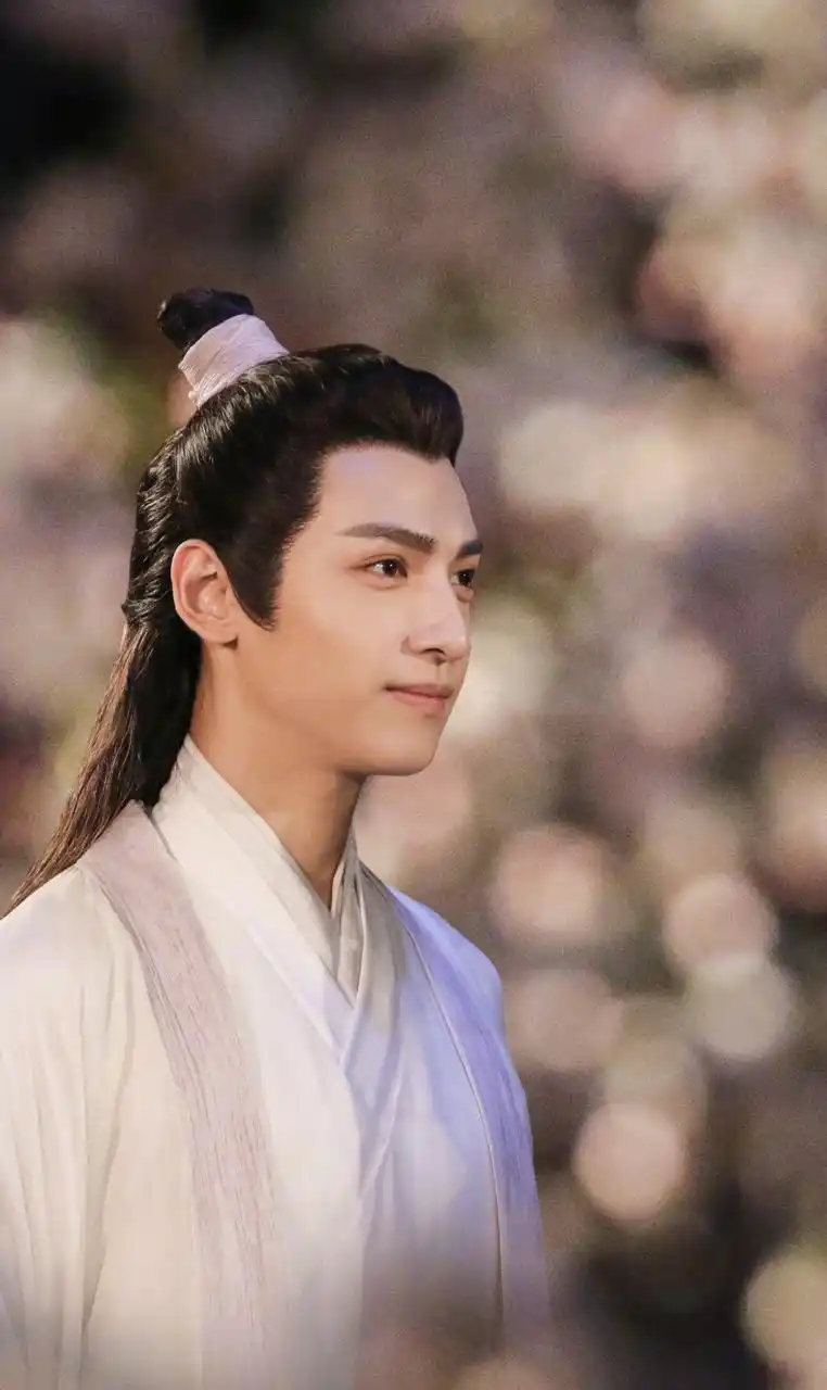 前段时间官宣的《皓衣行》剧情介绍上线了,由 陈飞宇饰演的墨燃意外