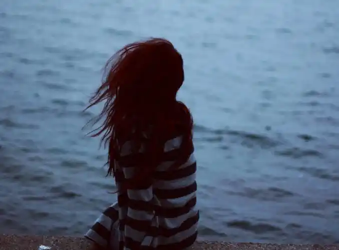 忧伤,忧伤,女孩,不要放纵忧伤.