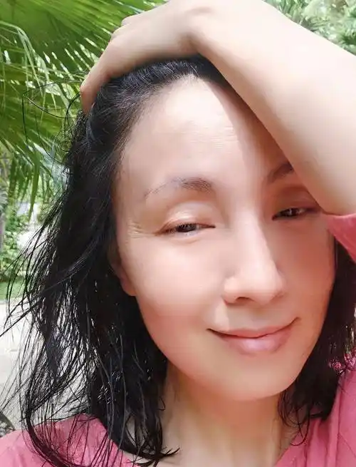 原创49岁陶虹无惧素颜眼角皱纹分多层心态年轻就不显老