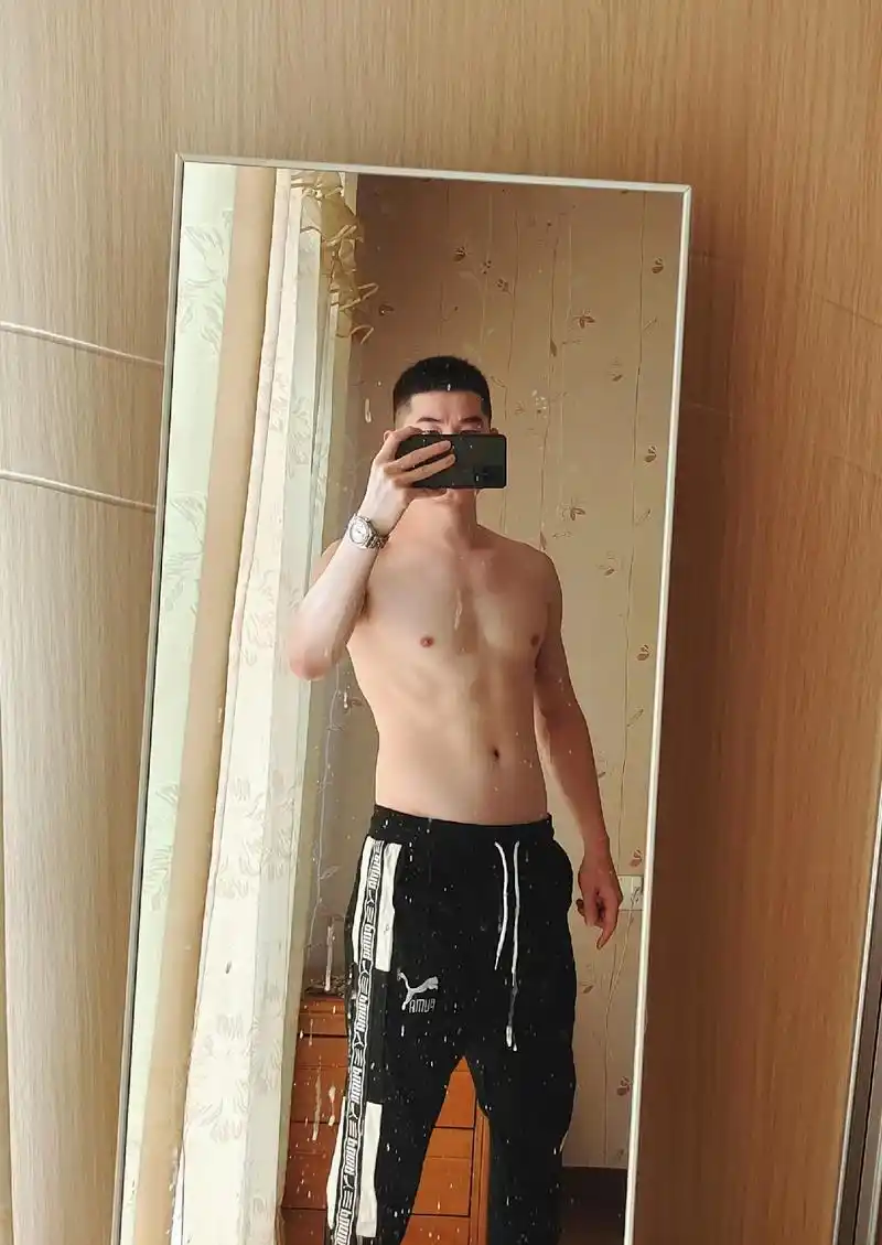 别犹豫 正在想谁 就艾特谁#肌肉男养成中 #你的男孩 #腹肌 - 抖音