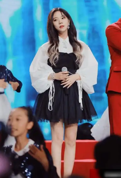 张紫宁为显腿长大胆挑战水银高跟不料潮成全场焦点