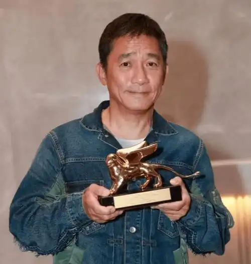 刘嘉玲梁朝伟与友人聚餐:吴君如金色短发气色好,陈可辛探头合照_丈夫