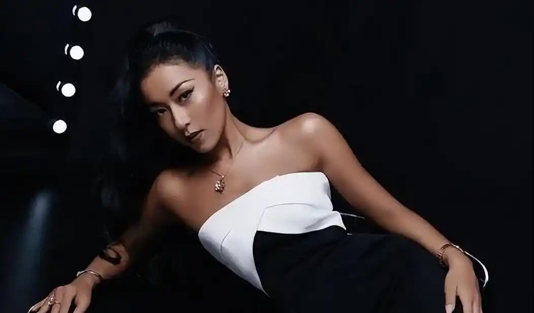 吉克隽逸性感近照曝光!大秀马甲线,和10年前比白了好几个度