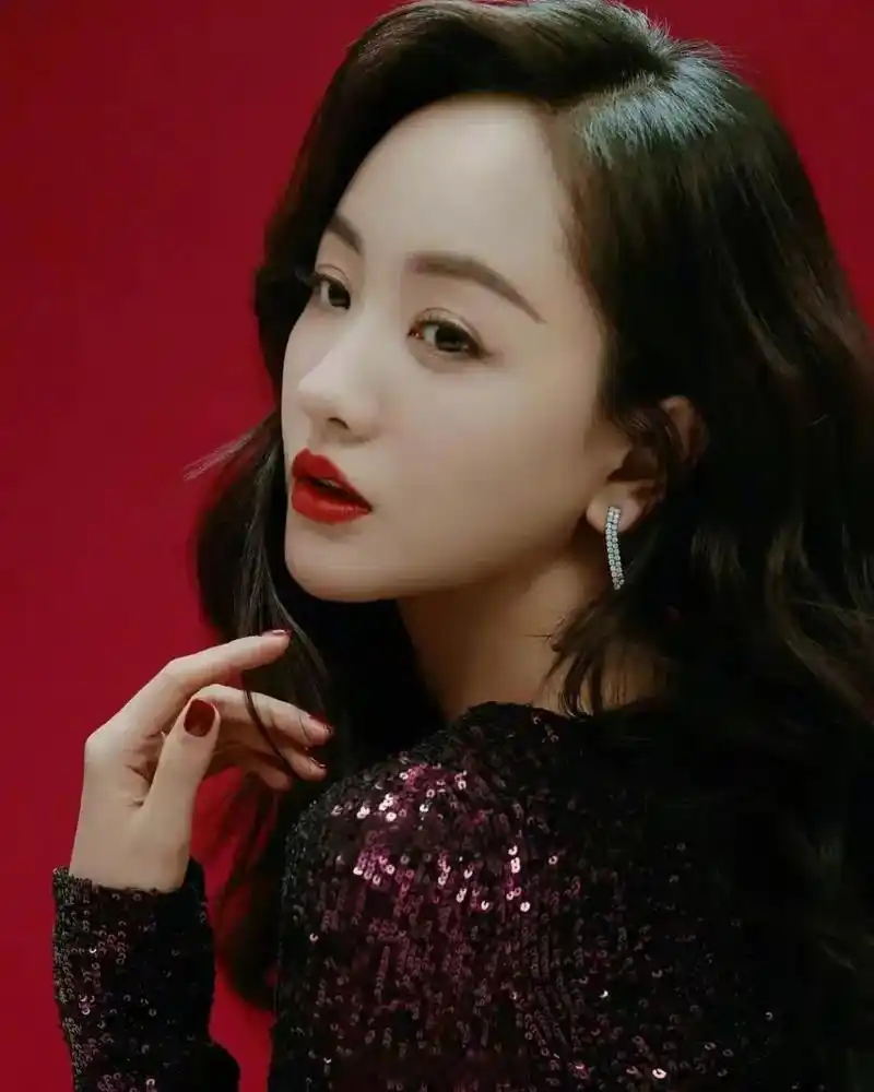 杨蓉也是女神级别的美人了吧,肤白貌美大长腿,红唇美妆太撩人!