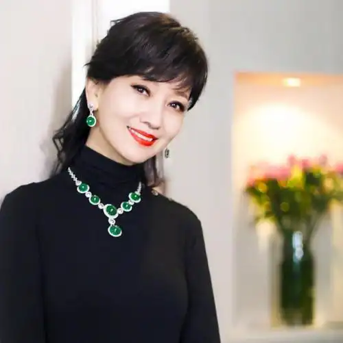 "太年轻的女人,不要戴翡翠?"这些女星告诉你答案