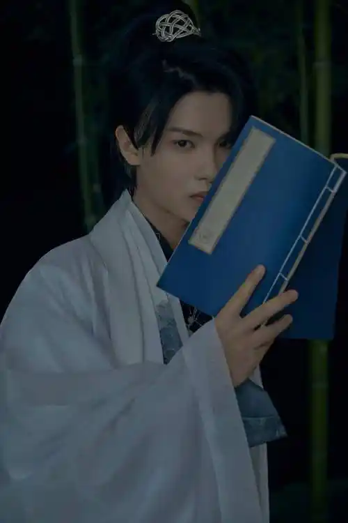 鲜衣怒马少年时 延迟到来的古风黄明昊九宫格送上_黄少侠