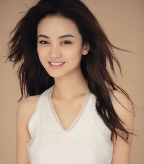 与她同班的,都是一些已经崭露头角的同学,其中就包括胡歌,袁弘和韩雪.